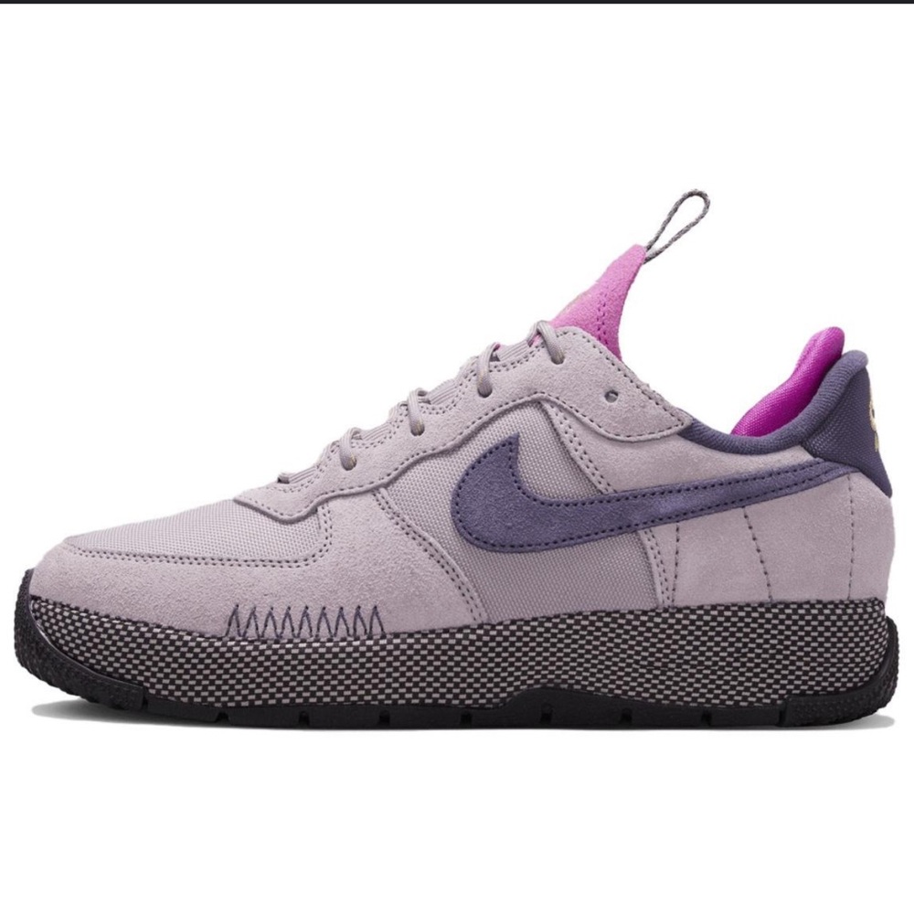 Nike Women's Sneakers in Lavender and Dark Gray